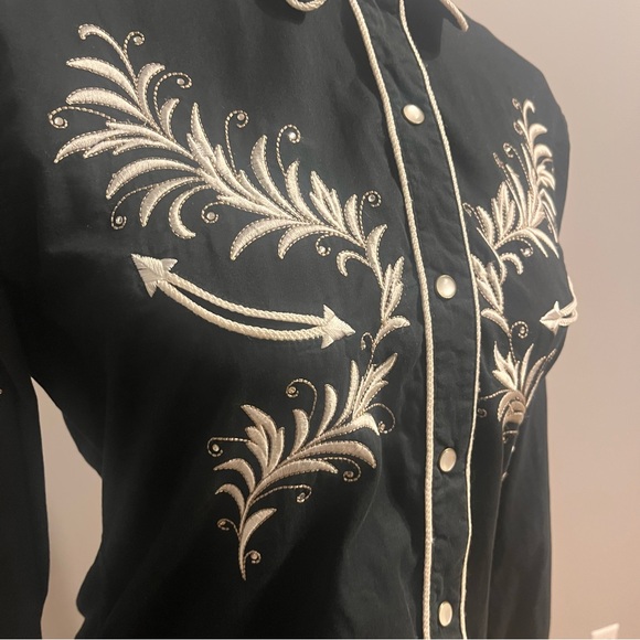 Women’s Pan Handle Slim Western Embroidered Pearl Snap Top - Picture 8 of 9